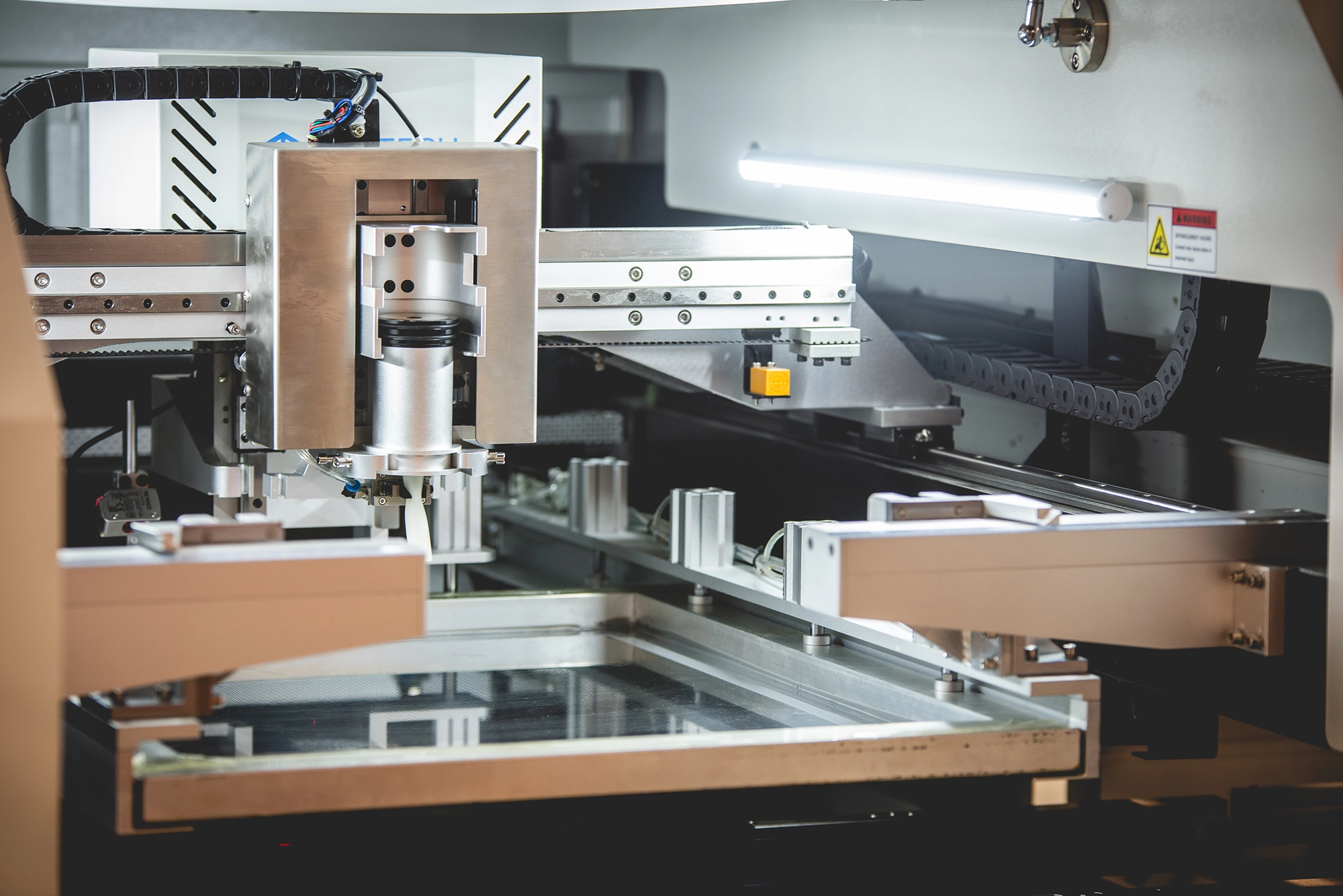 Machines de précision utilisées pour l’assemblage des modules LED VideoLed.