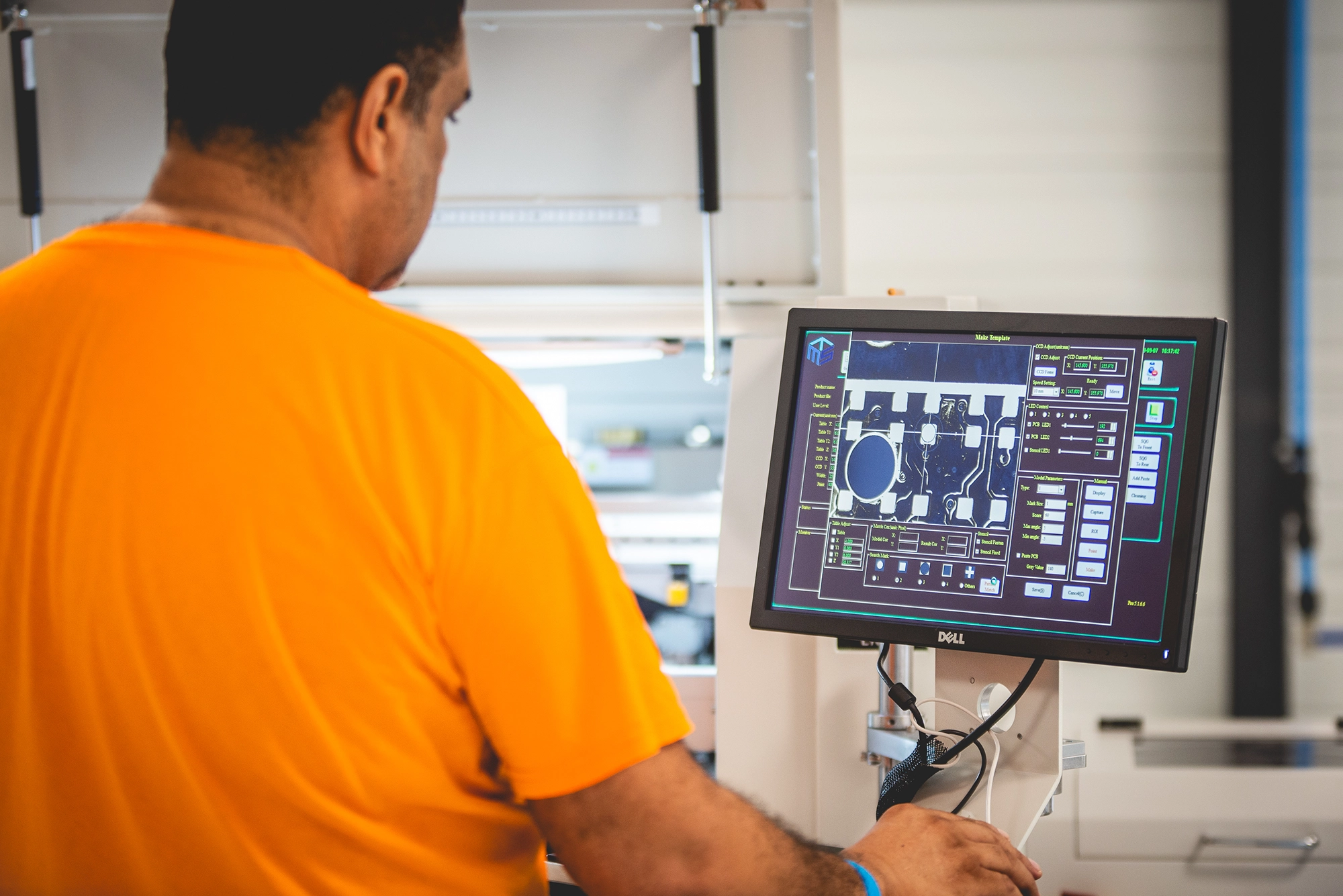 Détail des composants LED en cours d’assemblage chez VideoLed.