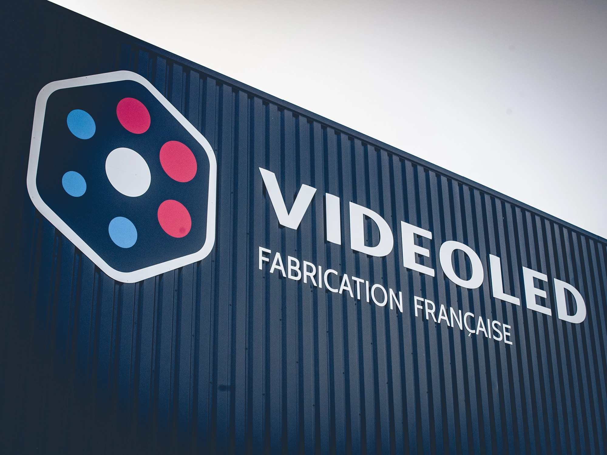 Vue immersive au cœur de l’atelier de fabrication VideoLed.
